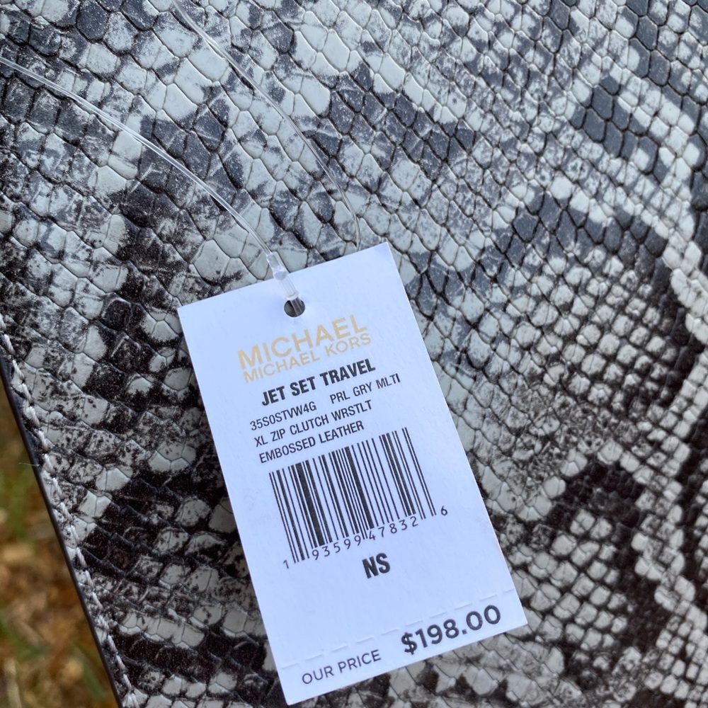 Michael Kors Jet Set XL Zip Cluth - Picture 4 of 5